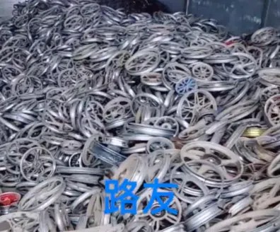 315破碎機(jī)客戶(hù)傳來(lái)前方打料視頻