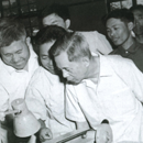 1981年8月9日，中共中央政治局委員、書(shū)記處書(shū)記、國(guó)務(wù)院副總理方毅來(lái)廠所（寶鈦集團(tuán)）視察、題字，陪同視察的有國(guó)家計(jì)委副主任林華、冶金部副部長(zhǎng)周傳典、張凡等。