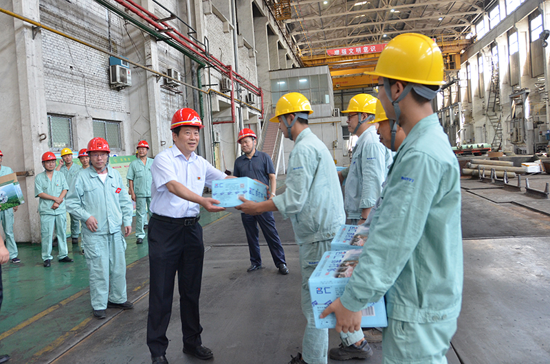 公司領(lǐng)導(dǎo)深入一線“送清涼”