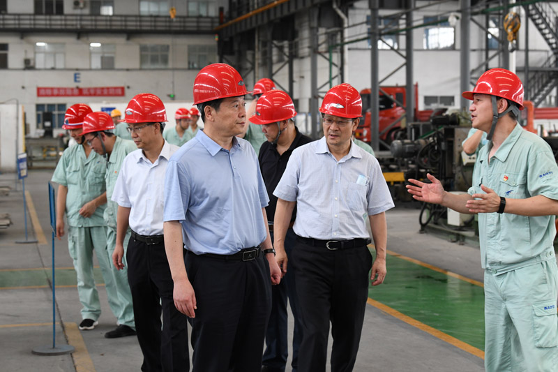 公司領(lǐng)導(dǎo)看望慰問(wèn)一線職工