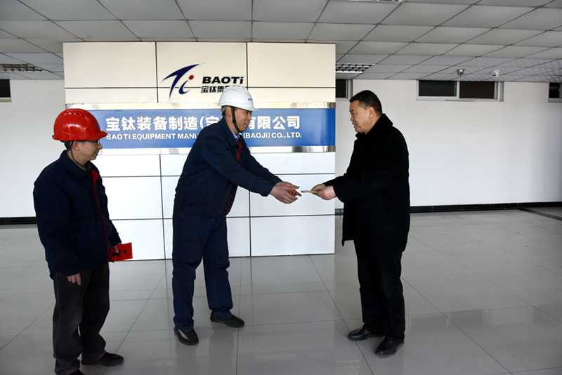 公司領(lǐng)導(dǎo)節(jié)前慰問送溫暖