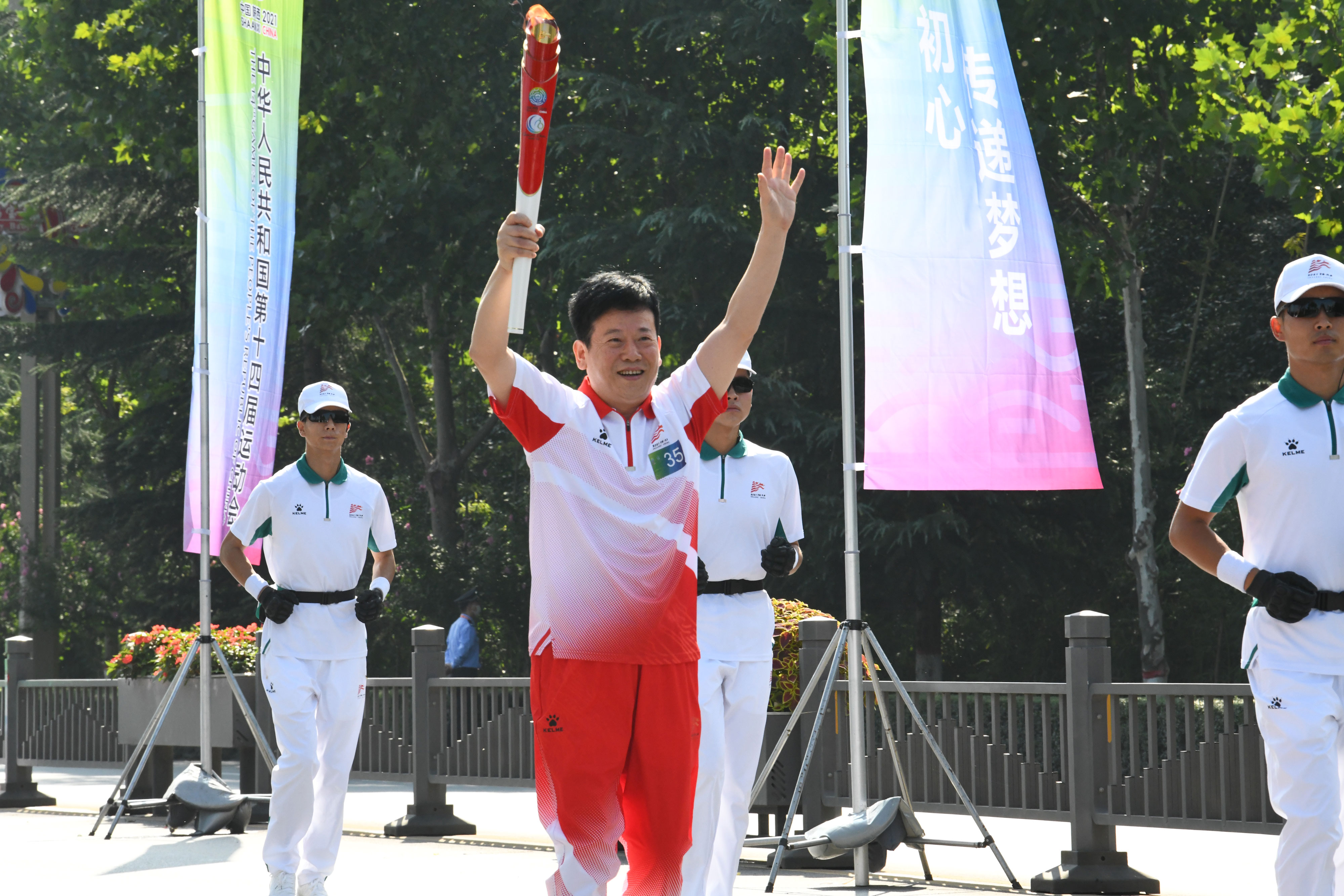 第35棒！王文生參加十四運會和殘?zhí)貖W會寶雞站火炬?zhèn)鬟f活動